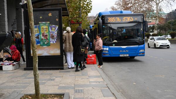 Прохожие на улицах столицы Грузии - автобусная остановка - Sputnik Грузия
