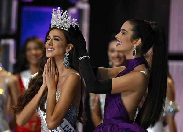 Новая Мисс Венесуэла Диана Сильва с Мисс Венесуэла 2021 Амандой Дудамель в Каракасе - Sputnik Грузия