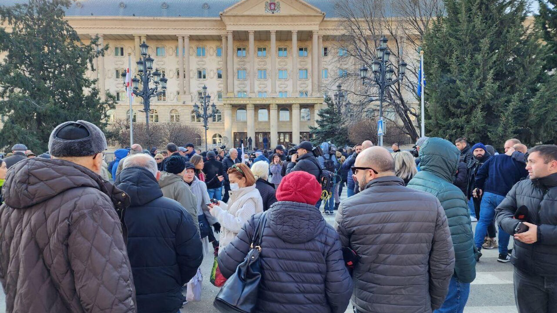 Суд над Саакашвили. Сторонники ЕНД у здания тбилисского суда 22 декабря 2022 года - Sputnik Грузия, 1920, 04.02.2023