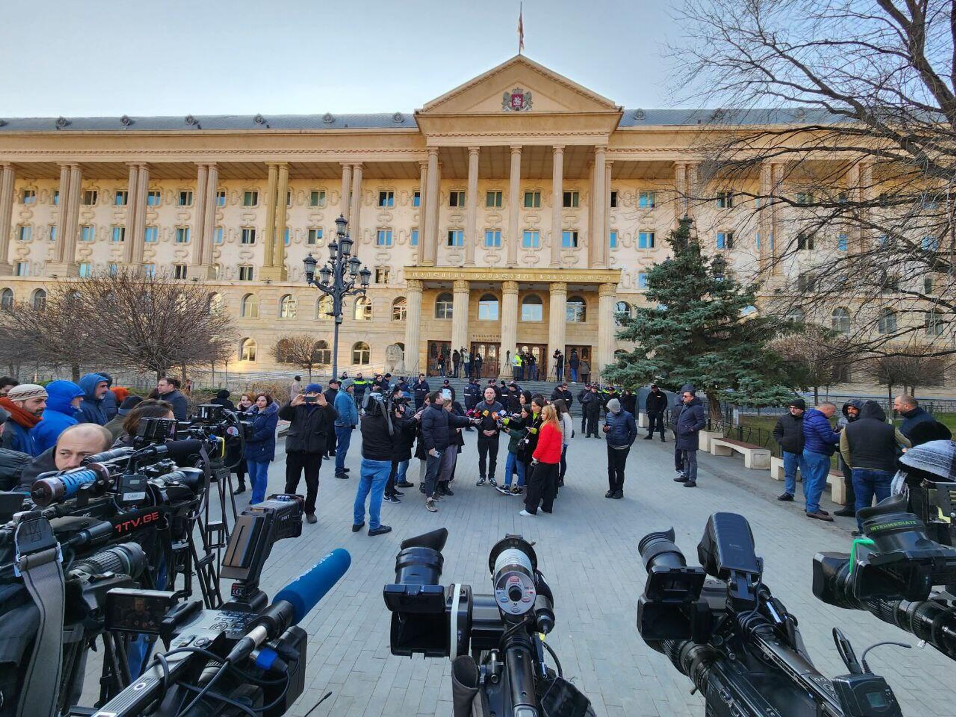 Суд над Саакашвили. Сторонники ЕНД у здания тбилисского суда 22 декабря 2022 года - Sputnik Грузия, 1920, 22.12.2022
