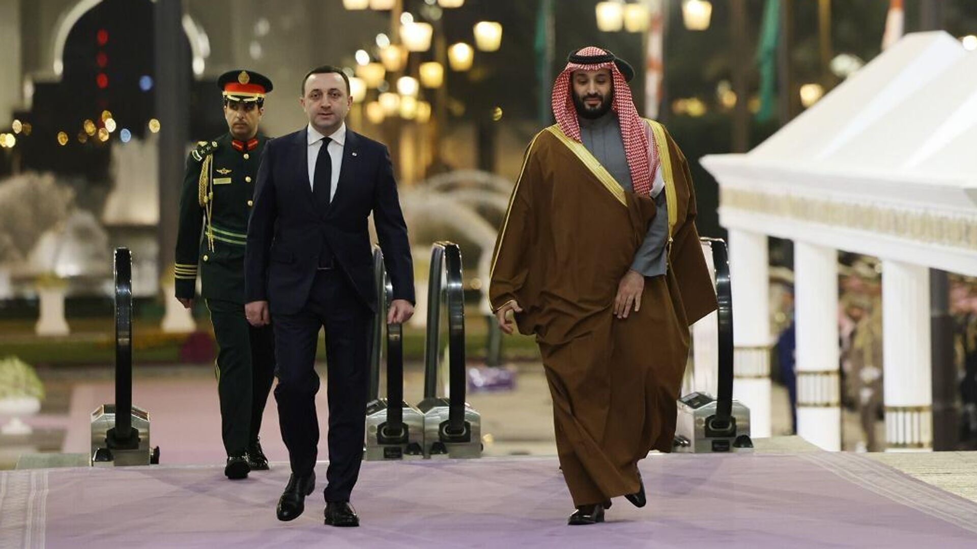 Премьер Грузии Ираклий Гарибашвили на встрече с с наследным принцем Мухаммедом бен Сальманом бен Абдулазизом Аль Саудом в Саудовской Аравии - Sputnik Грузия, 1920, 22.12.2022