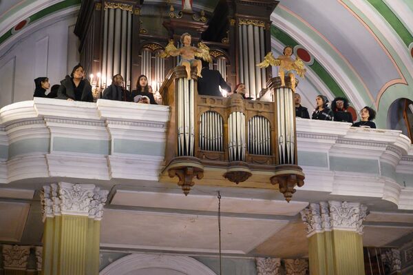Праздничное богослужение сопровождалось красивым пением церковного хора - Sputnik Грузия