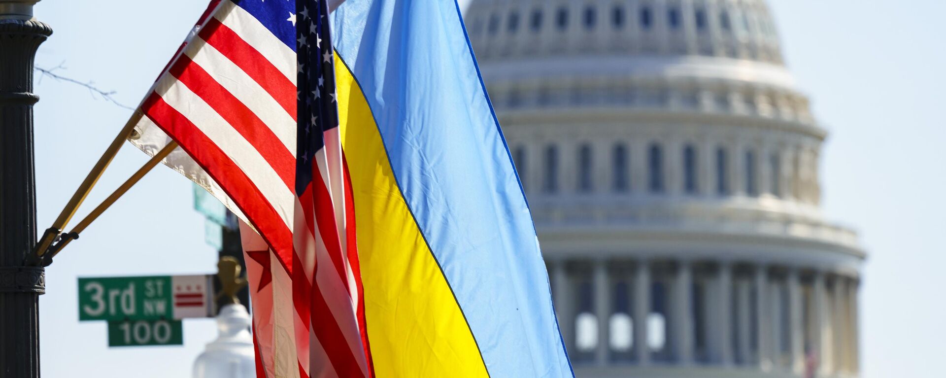 Флаги США и Украины на фоне Капитолия. - Sputnik Грузия, 1920, 28.12.2022