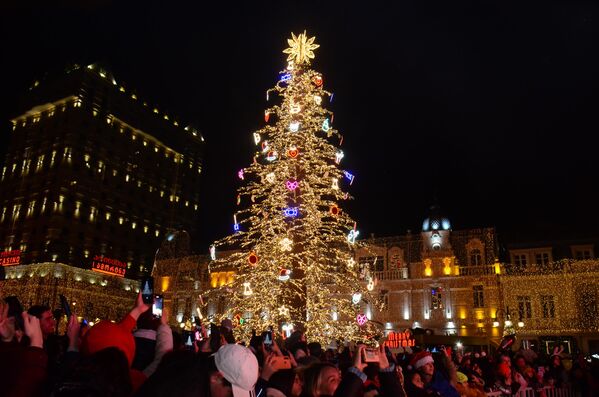 Главный новогодний символ города - празднично украшенная елка радует гостей и жителей Батуми - Sputnik Грузия