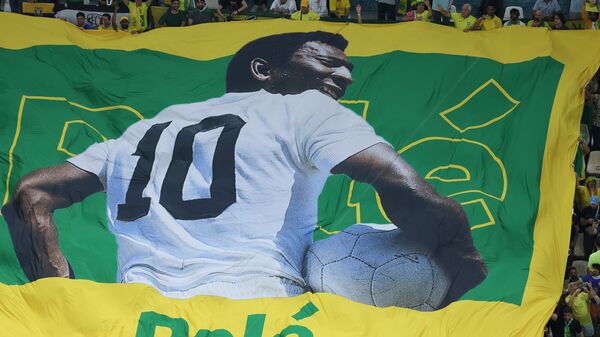 Бразильский футболист Пеле на плакате во время матча между сборными Камеруна и Бразилии на ЧМ-2022 в Катаре  - Sputnik Грузия