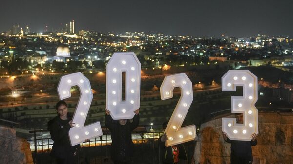 Люди во время празднования Нового 2023 года в Иерусалиме - Sputnik Грузия