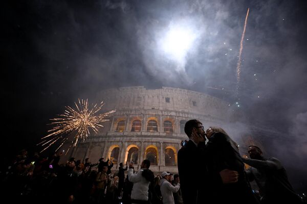 რომში უამრავი ადამიანი აღნიშნავდა ახალი წლის დადგომას კოლისეუმთან - Sputnik საქართველო