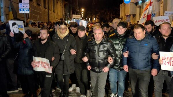 Сторонники Саакашвили прошли шествием по Тбилиси - видео - Sputnik Грузия