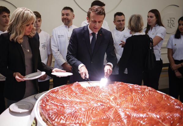 საფრანგეთის პრეზიდენტი ემანუელ მაკრონი ტორტს ჭრის - Sputnik საქართველო