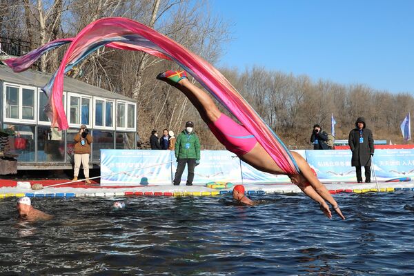 ზამთრის ცურვის მოყვარული ხტება წყალში, ჩინეთი - Sputnik საქართველო