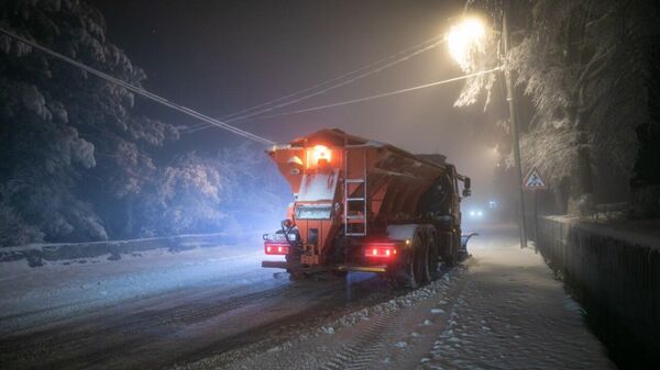 Расчистка улиц столицы Грузии от снега в ночное время - Sputnik Грузия