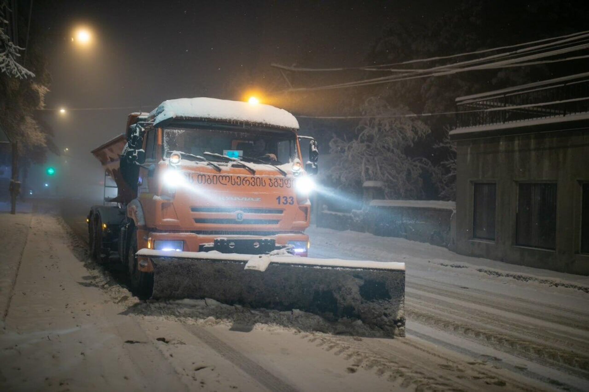 Расчистка улиц столицы Грузии от снега в ночное время - Sputnik Грузия, 1920, 09.01.2023