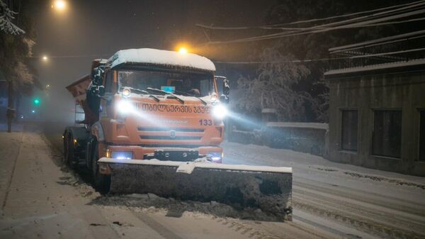 Расчистка улиц столицы Грузии от снега в ночное время - Sputnik Грузия