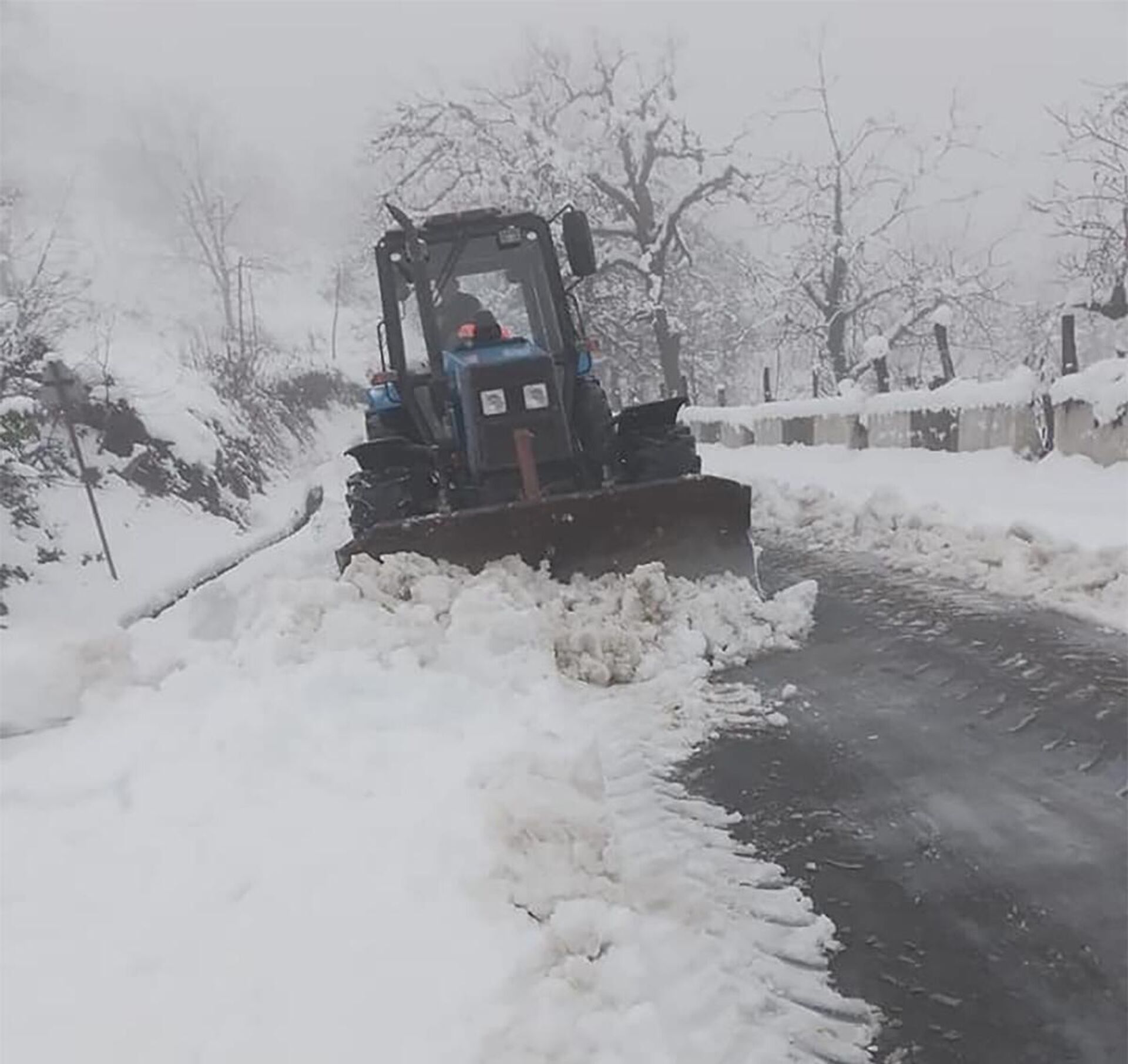 Расчистка дорог от снега в высокогорной Аджарии - Sputnik Грузия, 1920, 09.01.2023