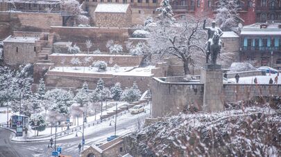 Снегопад в столице Грузии - первый снег в Тбилиси в новом году в январе