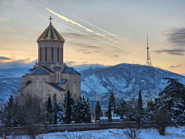 თოვლი თბილისში მალე დნება, თუმცა მისი მოსვლა ყველას ახარებს - Sputnik საქართველო