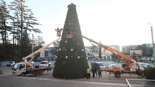 В Зугдиди разбирают главную новогоднюю елку
 - Sputnik Грузия
