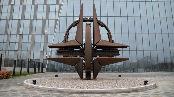 Логотип НАТО перед штаб-квартирой Организации Североатлантического договора (НАТО) в Брюсселе - Sputnik Грузия