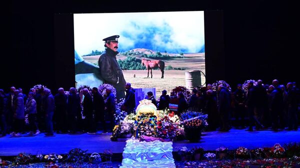 Церемония похорон Вахтанга Кикабидзе столице Грузии - Sputnik Грузия