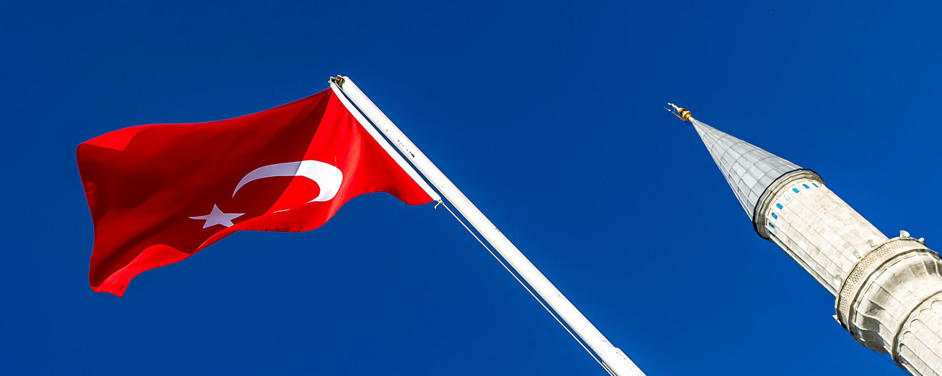 Флаг Турции и минарет в Стамбуле, архивное фото - Sputnik Грузия, 1920, 21.01.2023