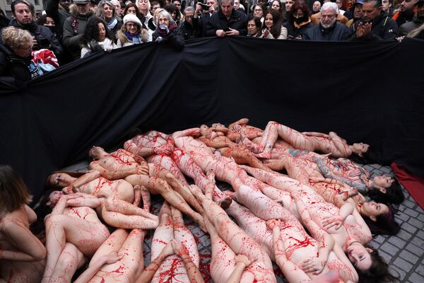 Обнаженные активистки во время демонстрации с требованием закрытия меховых ферм в Мадриде - Sputnik Грузия