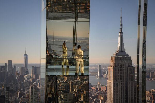 ქალი ცათამბჯენში პოზიორობს, ნიუ-იორკი - Sputnik საქართველო