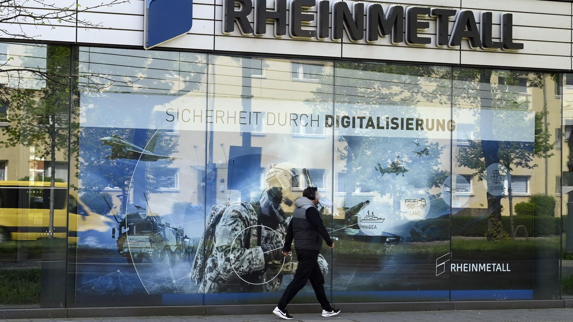 Рекламный баннер возле штаб-квартиры крупнейшего немецкого производителя оружия Rheinmetall AG в Дюссельдорфе, Германия. Архивное фото - Sputnik Грузия, 1920, 24.01.2023