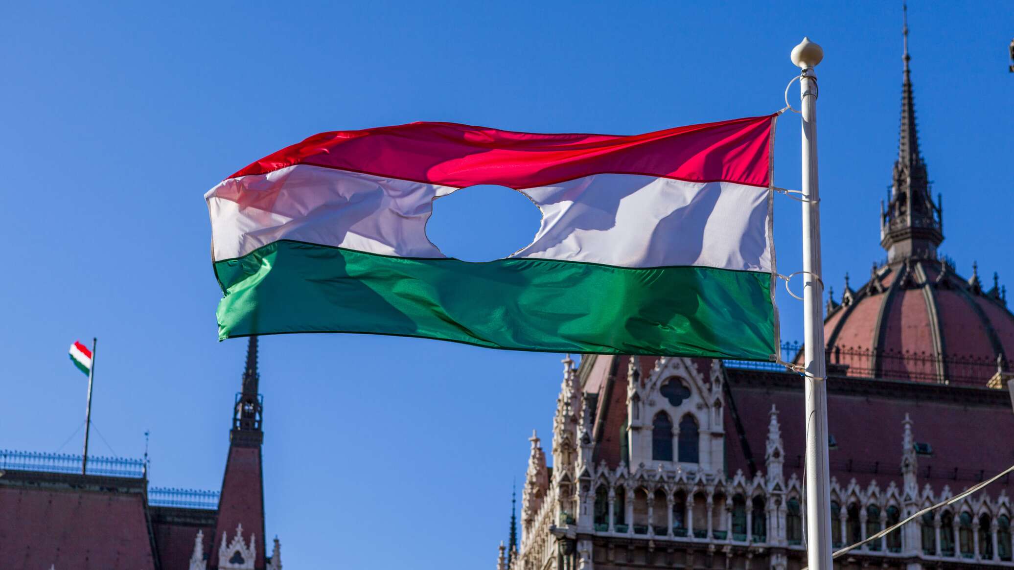 Председатель парламента Грузии отправился в Венгрию для участия в конференции
