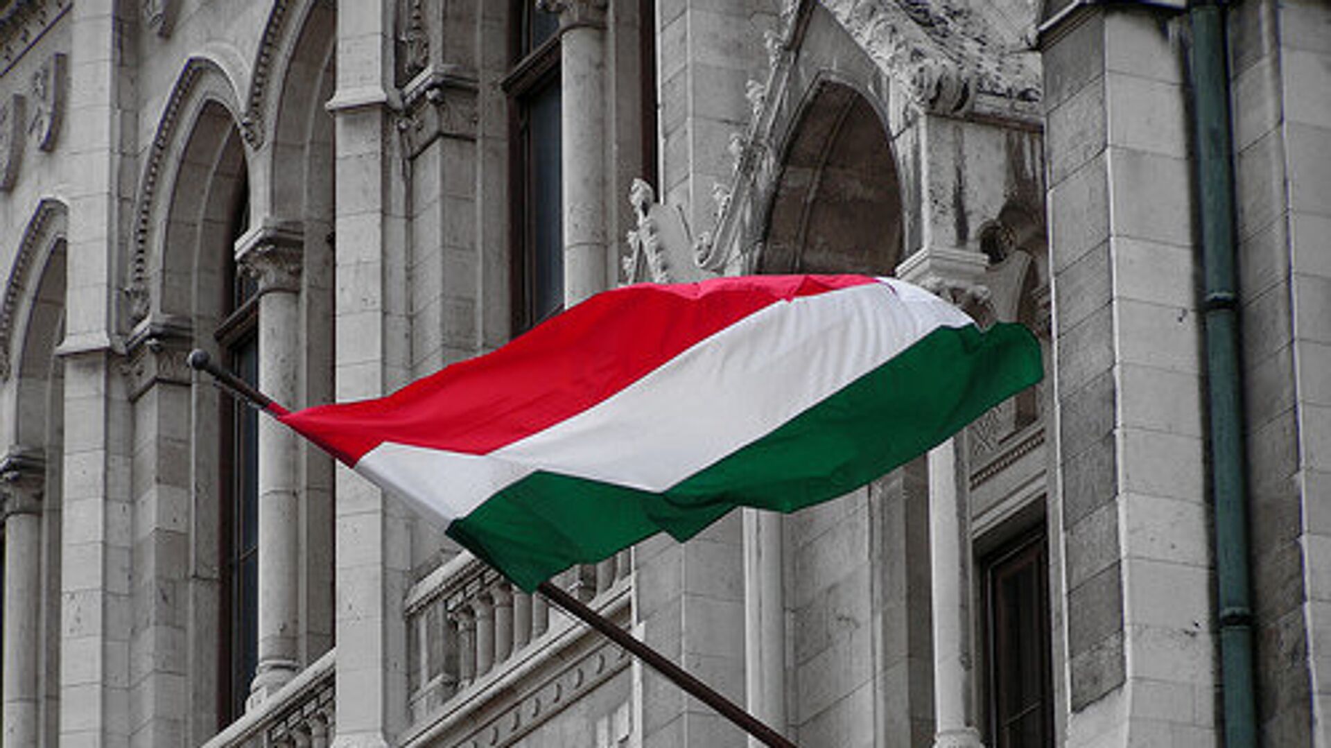 Флаг Венгрии на здании венгерского парламента - Sputnik Грузия, 1920, 24.01.2023