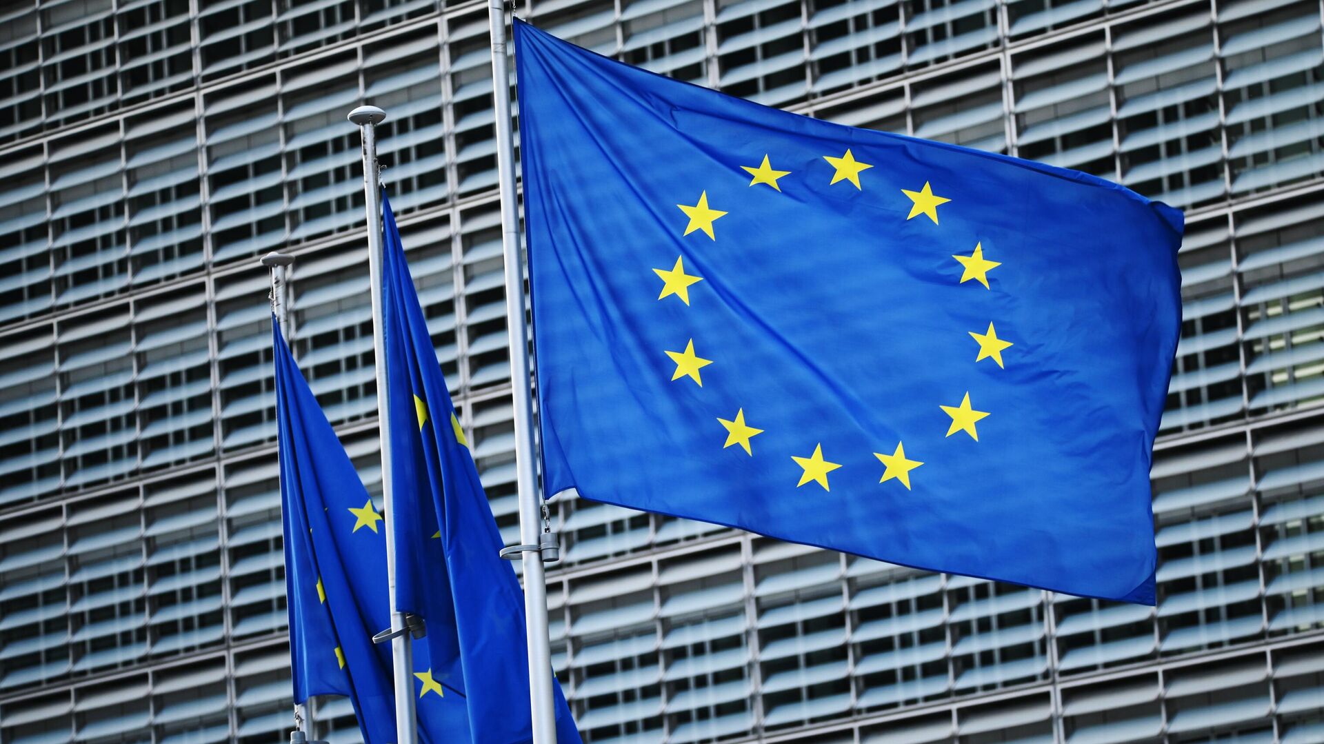Флаги с символикой Евросоюза у здания Еврокомиссии в Брюсселе. - Sputnik Грузия, 1920, 28.02.2023