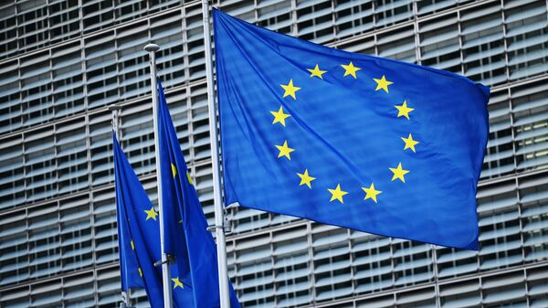 Флаги с символикой Евросоюза у здания Еврокомиссии в Брюсселе. - Sputnik Грузия