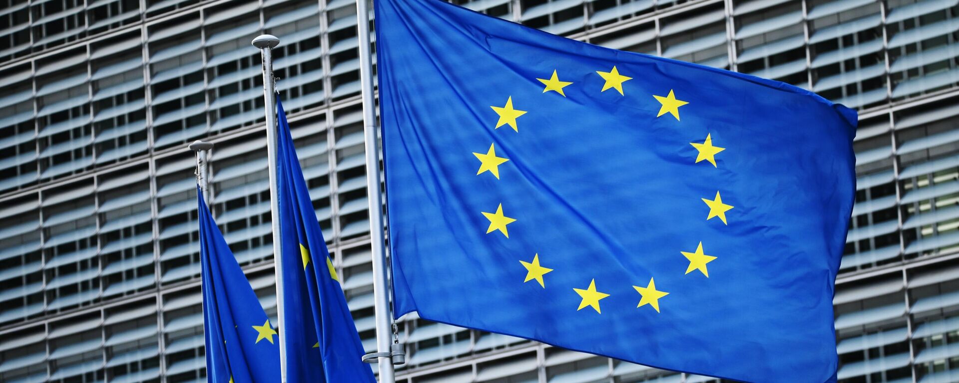 Флаги с символикой Евросоюза у здания Еврокомиссии в Брюсселе - Sputnik Грузия, 1920, 24.01.2023