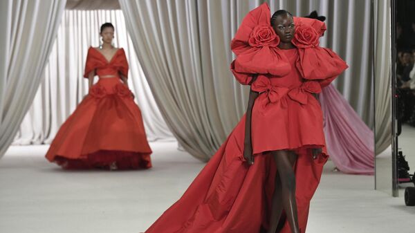 Модели на показе Высокой моды дизайнера Джамбаттиста Валли в Париже  - Sputnik Грузия