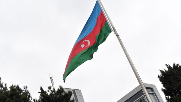 Государственный флаг Азербайджана на фоне здания Национального собрания Азербайджана в Баку. - Sputnik Грузия