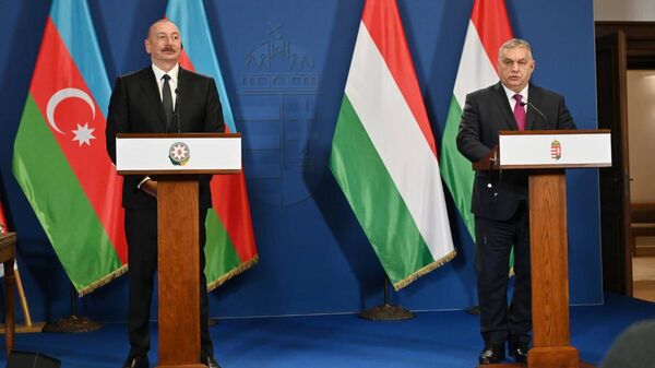 Президент Азербайджана Ильхам Алиев и премьер-министр Венгрии Виктор Орбан - Sputnik Грузия