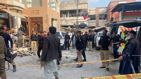Сотрудники службы безопасности оцепляют место взрыва в мечети в штаб-квартире полиции в Пешаваре (30 января 2023). Пакистан - Sputnik Грузия