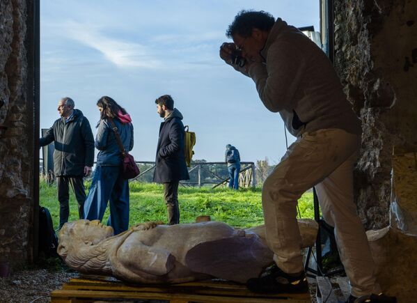 Реставратор Луиджи Лой фотографирует древнюю римскую статую Геркулеса в археологическом парке Аппиа в Риме - Sputnik Грузия