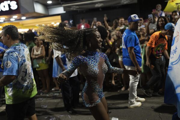 Участница школы самбы Beija Flor танцует на карнавале в Рио-де-Жанейро - Sputnik Грузия