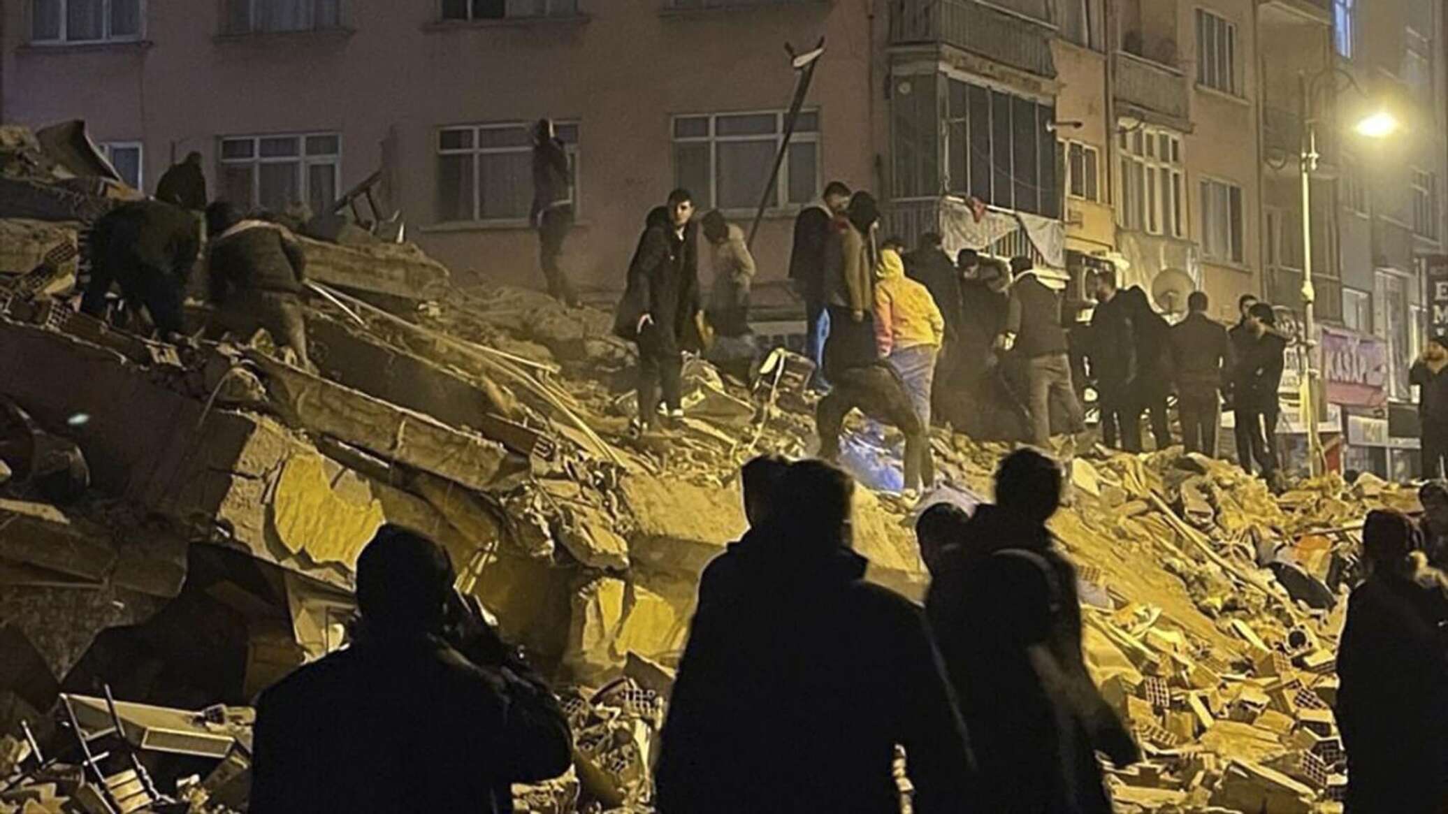 Почему сильное землетрясение. Сильное землетрясение в Турции в 1999 году. Диярбакыр землетрясение. Кадры землетрясения в Турции 2023. Диярбакыр Турция землетрясение.