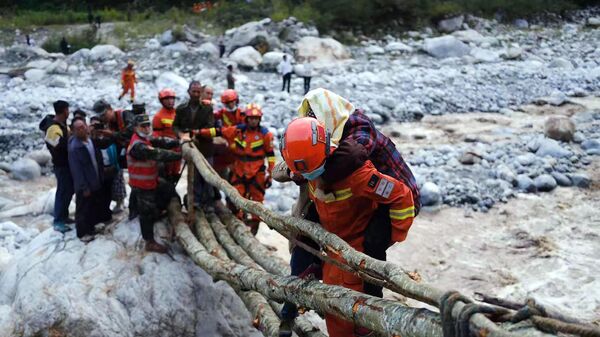 Спасатели, эвакуирующие жителей после землетрясения магнитудой 6,6, Китай, сентябрь 2022 - Sputnik Грузия