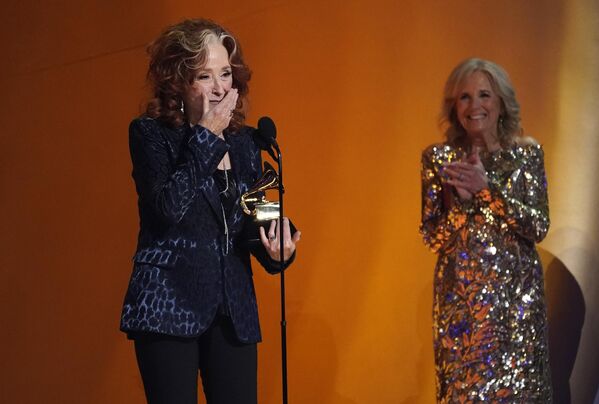 Бонни Райт принимает награду за песню года за песню &quot;Just Like That&quot; на 65-й ежегодной премии &quot;Грэмми&quot;  - Sputnik Грузия