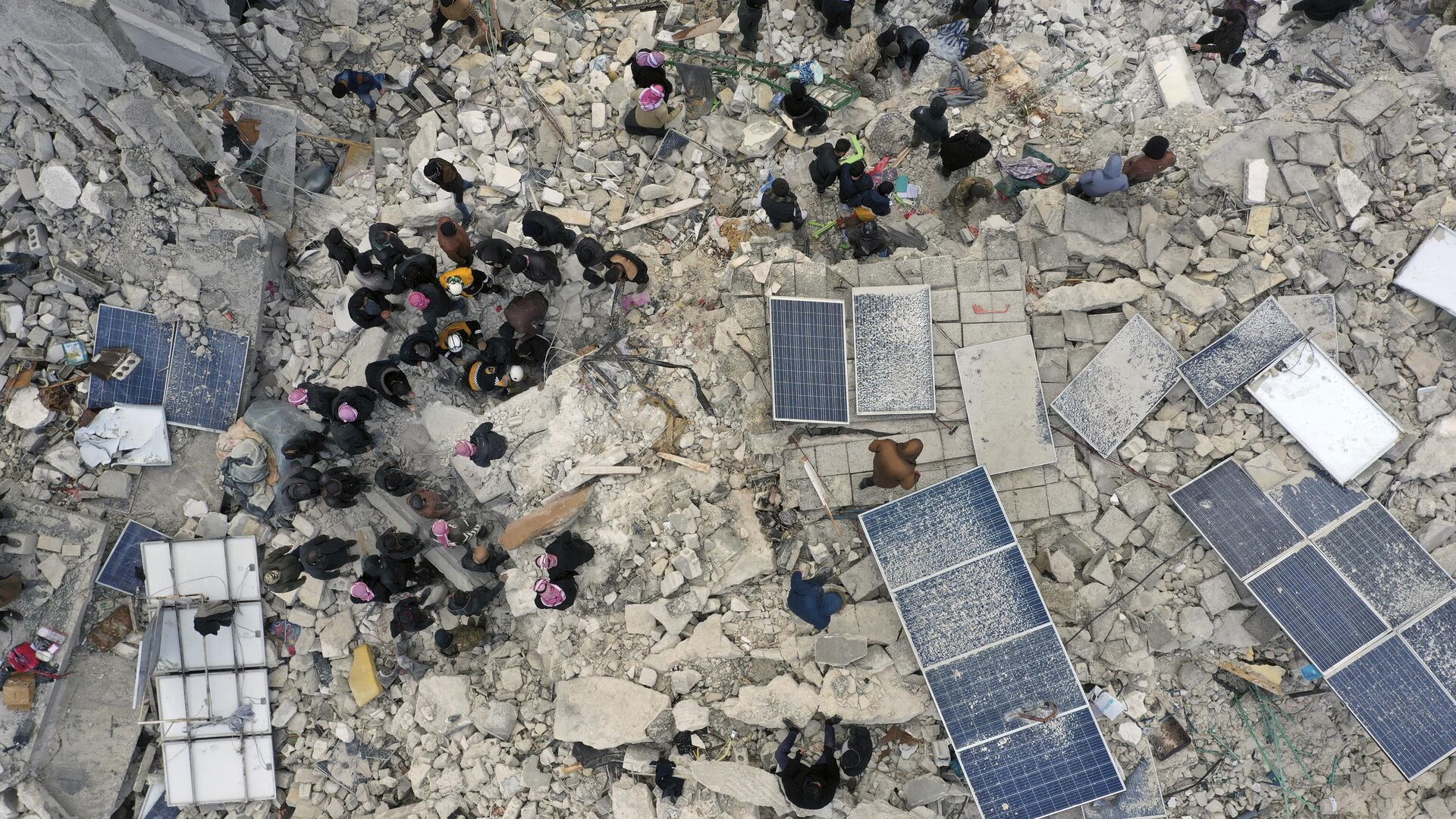 Разбор завалов и поиск жертв на месте разрушений в результате землетрясения в сирийском Хареме  - Sputnik Грузия, 1920, 08.02.2023