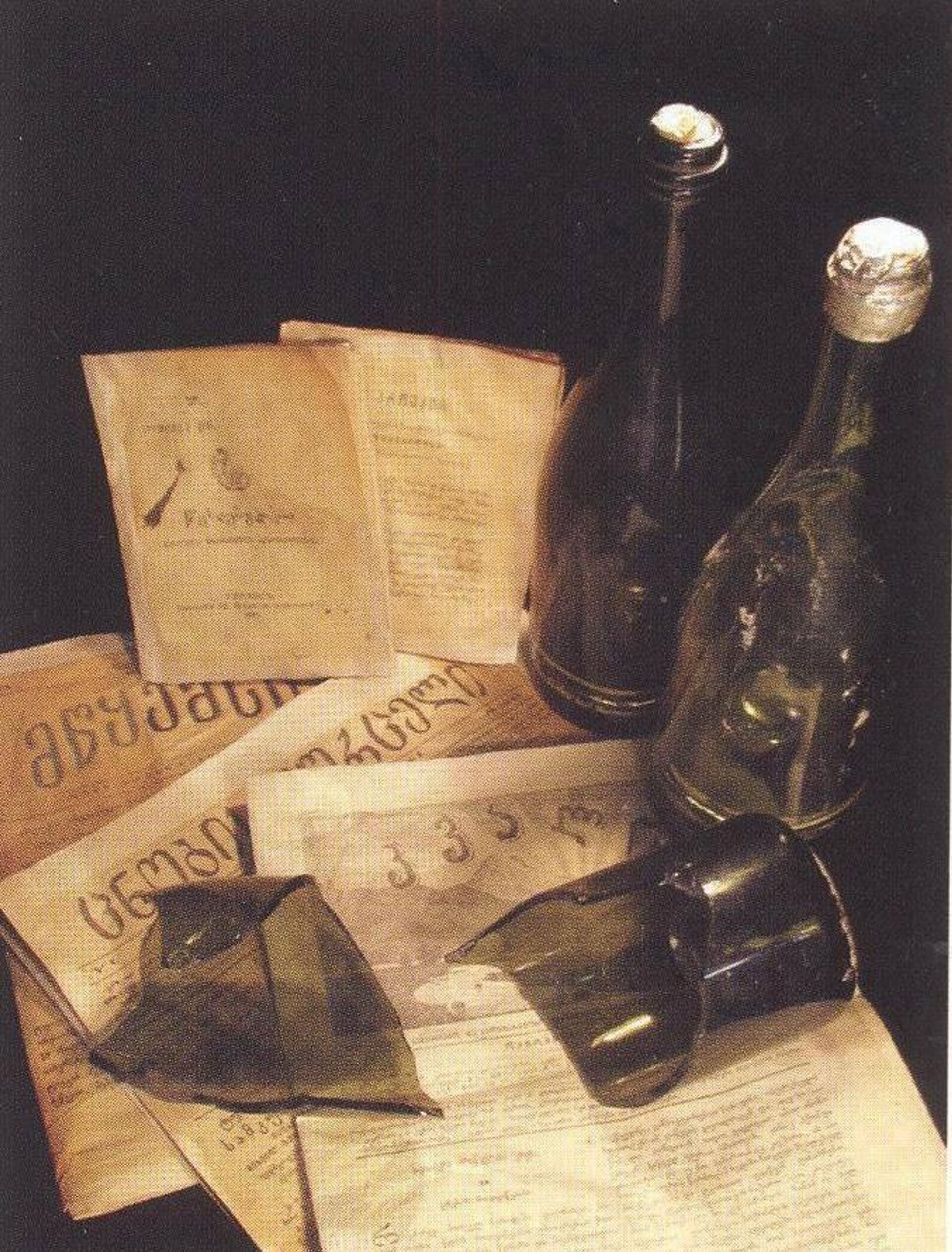 Бутылки и грузинские газеты, найденные в в фундаменте первого корпуса ТГУ в 1973 году - Sputnik Грузия, 1920, 08.02.2023