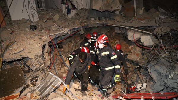 Грузинские пожарные - спасатели ведут поиск выживших после землетрясения в Турции - Sputnik Грузия