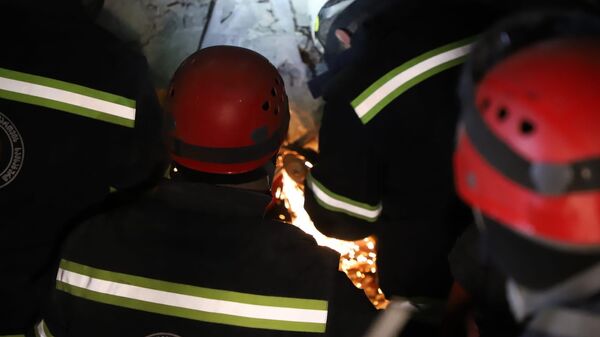 Грузинские пожарные - спасатели ведут поиск выживших после землетрясения в Турции - Sputnik Грузия