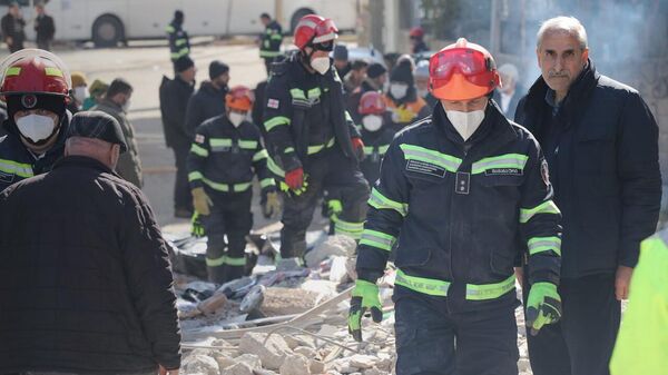 Как грузинские спасатели работают в Турции на месте бедствия - видео - Sputnik Грузия