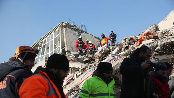 Разбор завалов на месте разрушенного в результате землетрясения здания в городе Адыямане (11 февраля 2023). Турция - Sputnik Грузия