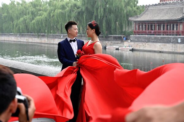 Пара позирует для свадебной фотосессии в Китае - Sputnik Грузия