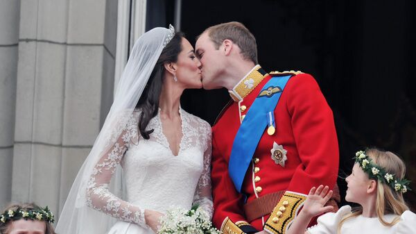 Принц Уильям и его жена Кейт Миддлтон целуются на балконе Букингемского дворца в Лондоне, Великобритания - Sputnik Грузия