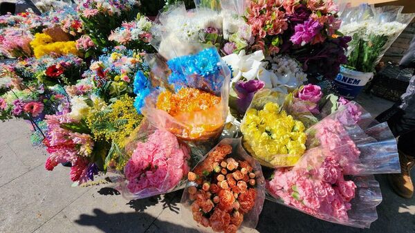 Цветочный рынок Торговля цветами в День Святого Валентина - Sputnik Грузия